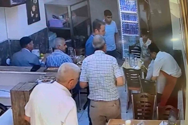 Soluk borusuna yemek kaçan müşterisini ’Heimlich’ ile kurtardı
