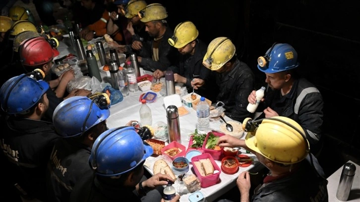 Somalı madencilerin iftar sofrası yerin metrelerce altında kuruluyor