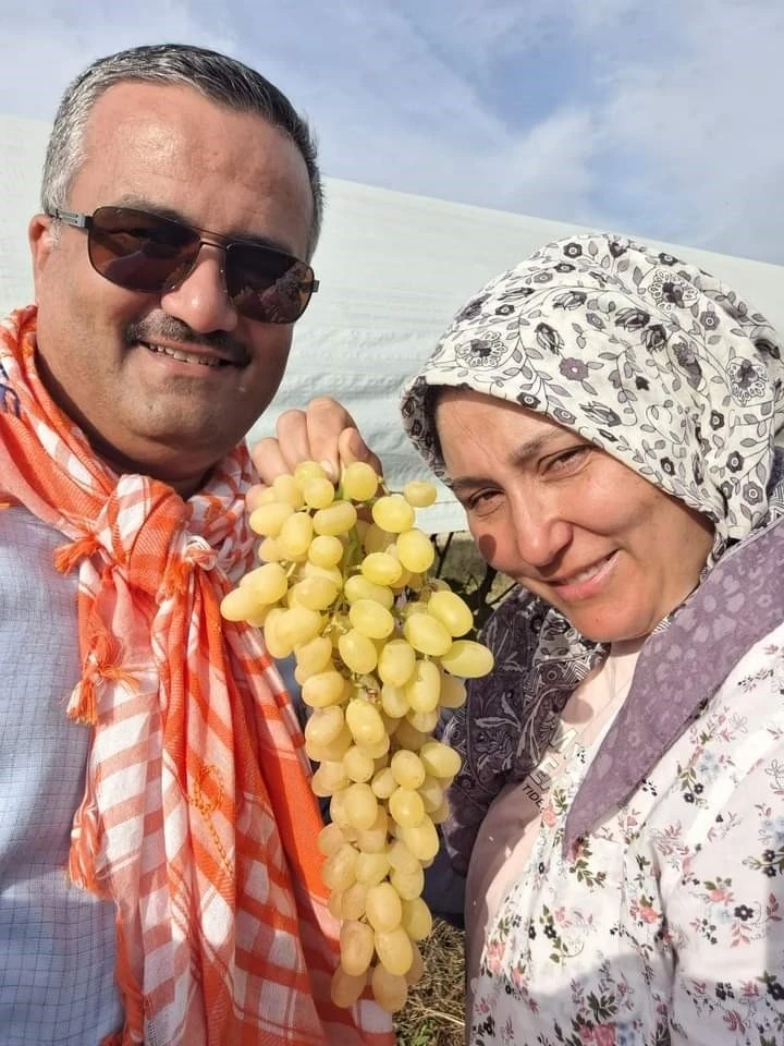 Son üzüm salkımıyla hatıra fotoğrafı
