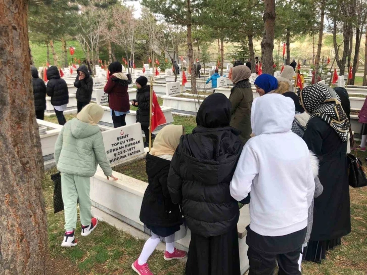 Sosyal Hizmetler kuruluşlarında kalan çocuklar, şehitler için hatim okudu
