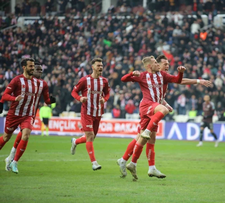 Spor Toto Süper Lig: D.G. Sivasspor: 1 - Beşiktaş: 0 (İlk yarı)
