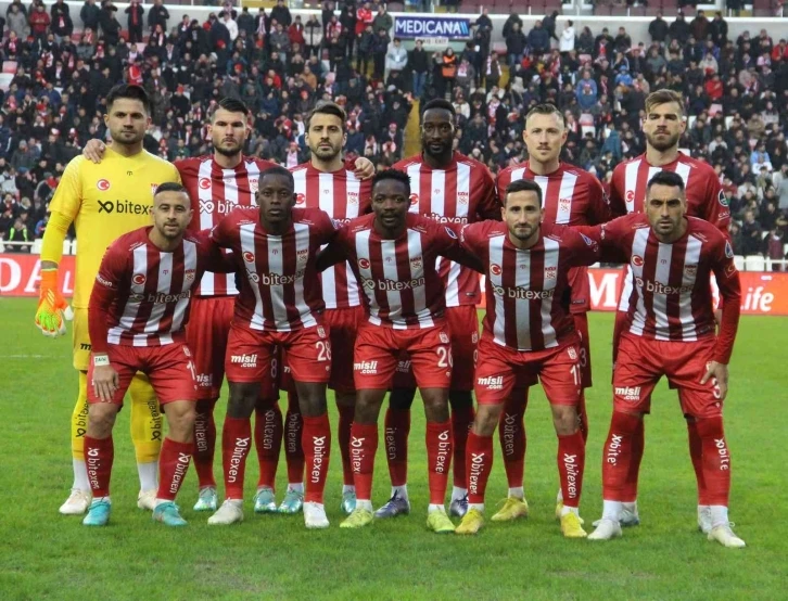 Spor Toto Süper Lig: DG Sivasspor: 0 - Galatasaray: 1 (İlk yarı)
