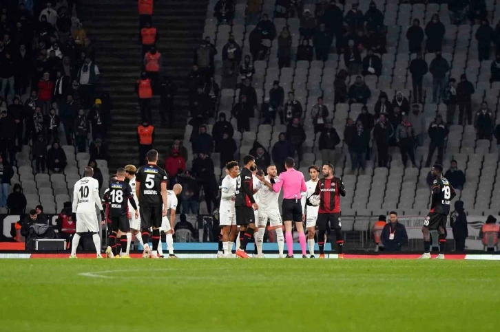 Spor Toto Süper Lig: Fatih Karagümrük: 0 - Beşiktaş: 1 (İlk yarı)
