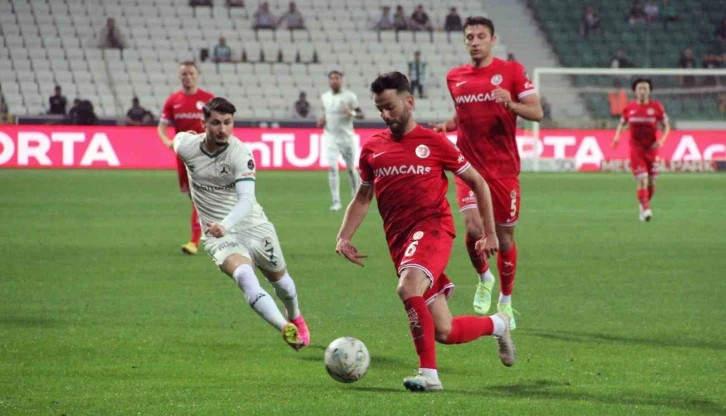 Spor Toto Süper Lig: Giresunspor: 1 - FTA Antalyaspor: 0 (İlk yarı)
