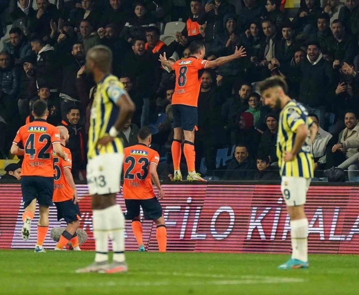 Spor Toto Süper Lig: Medipol Başakşehir: 1 - Fenerbahçe: 0 (İlk yarı)
