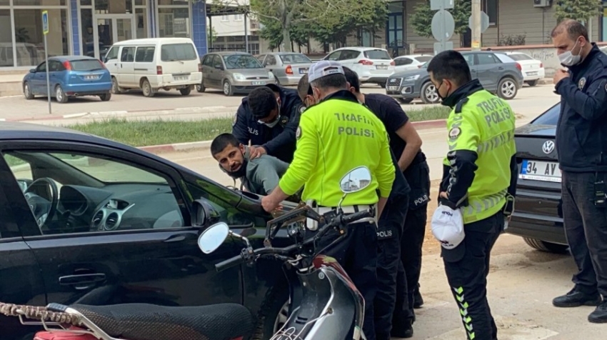 Bursa'da motosikleti polisin üzerine sürdü