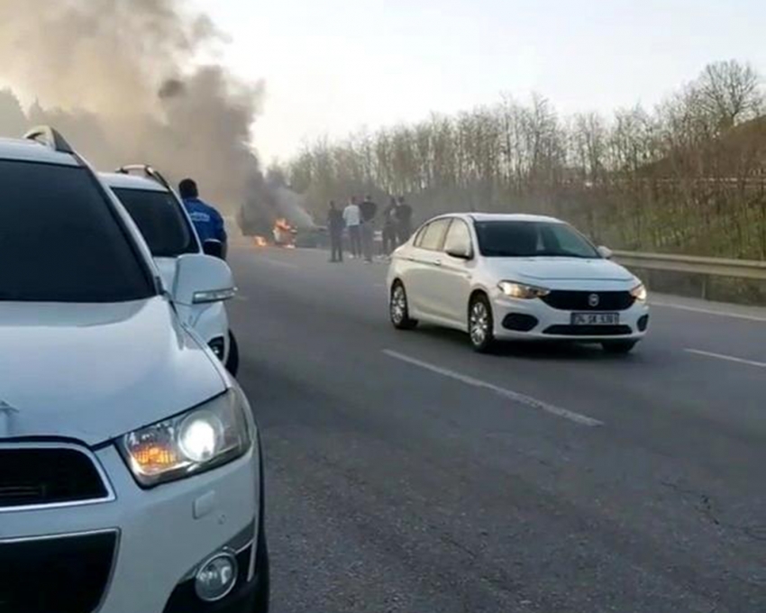 Bursa'da seyir halindeki otomobil alev alev yandı