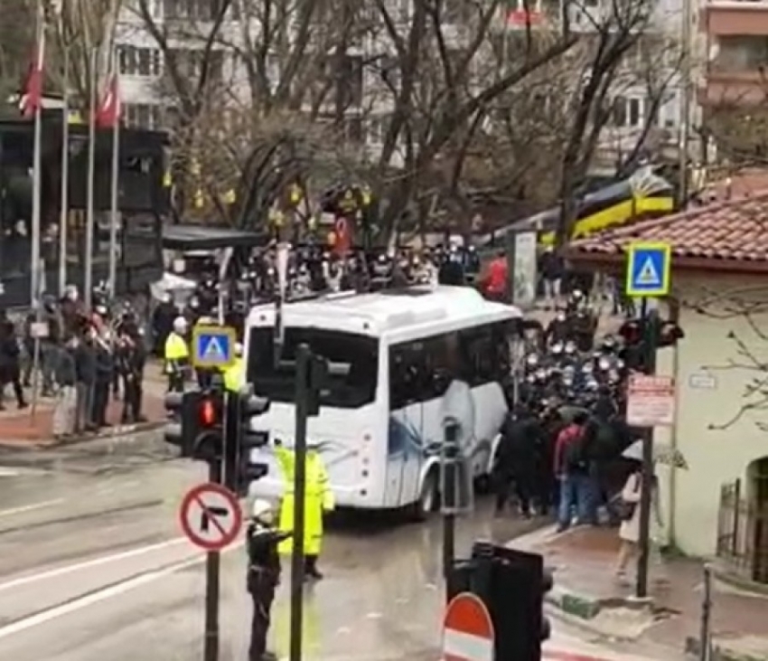 Setbaşı'nda hareketli saatler: Polis gösterici gruba müdahale etti