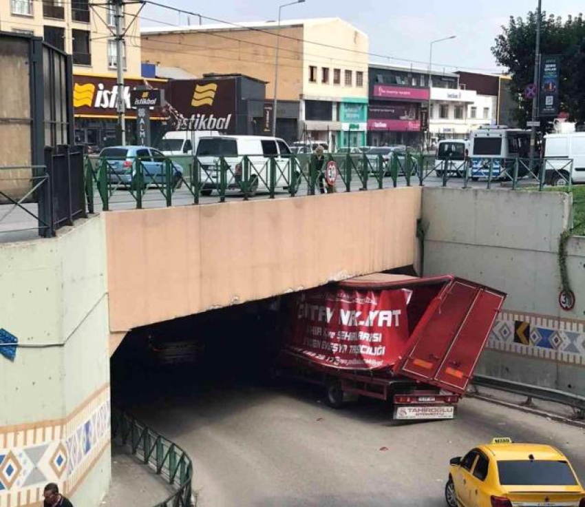 Bursa'da yüksekliği hesap edemeyen sürücü...