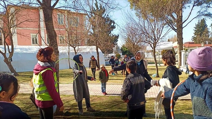 STK'lerin deprem bölgesindeki çalışmaları sürüyor