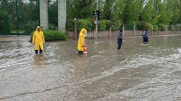 Su birikintileri sürücülere zor anlar yaşattı
