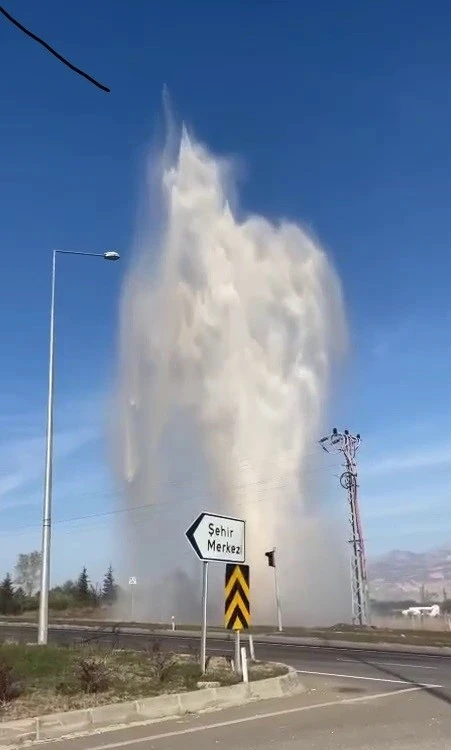 Su borusu patladı, fışkıran su şelaleyi andırdı
