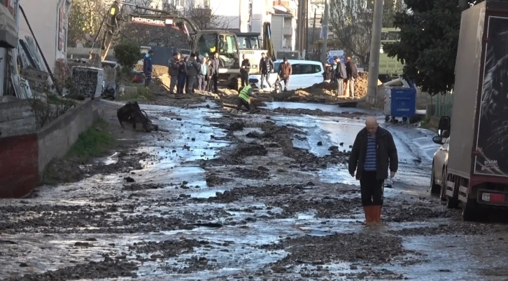 Su borusu patladı, yollar dere gibi aktı
