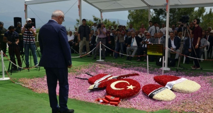 Süleyman Demirel mezarı başında anıldı