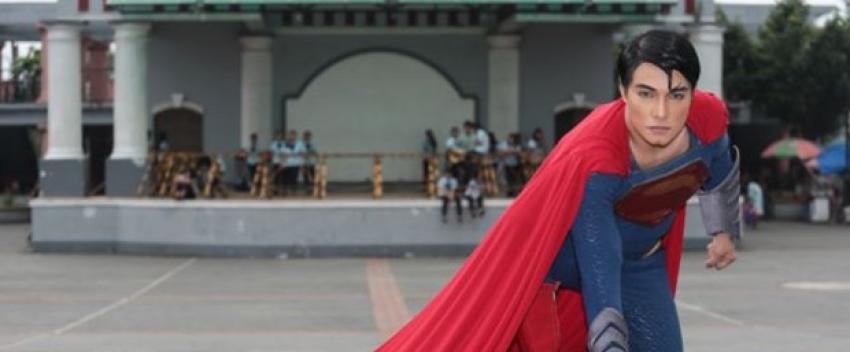 Superman'e benzemek için servet harcadı