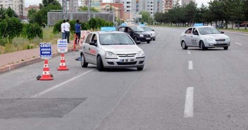 Sürücü adayları 'Geri park' ederken sınıfta kaldı!