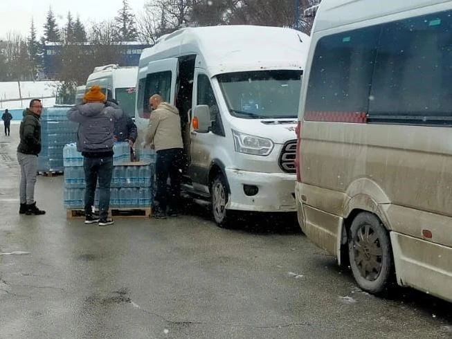 Sucular ve servisçiler odası deprem bölgesine 200 bin litre içme suyu gönderdi
