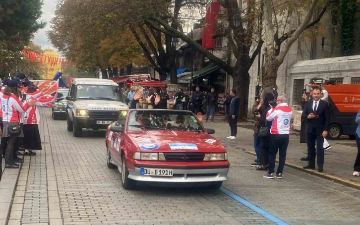 Sultanahmet Meydanı’nda 17’nci Doğu-Batı Dostluk Rallisi’nin startı verildi
