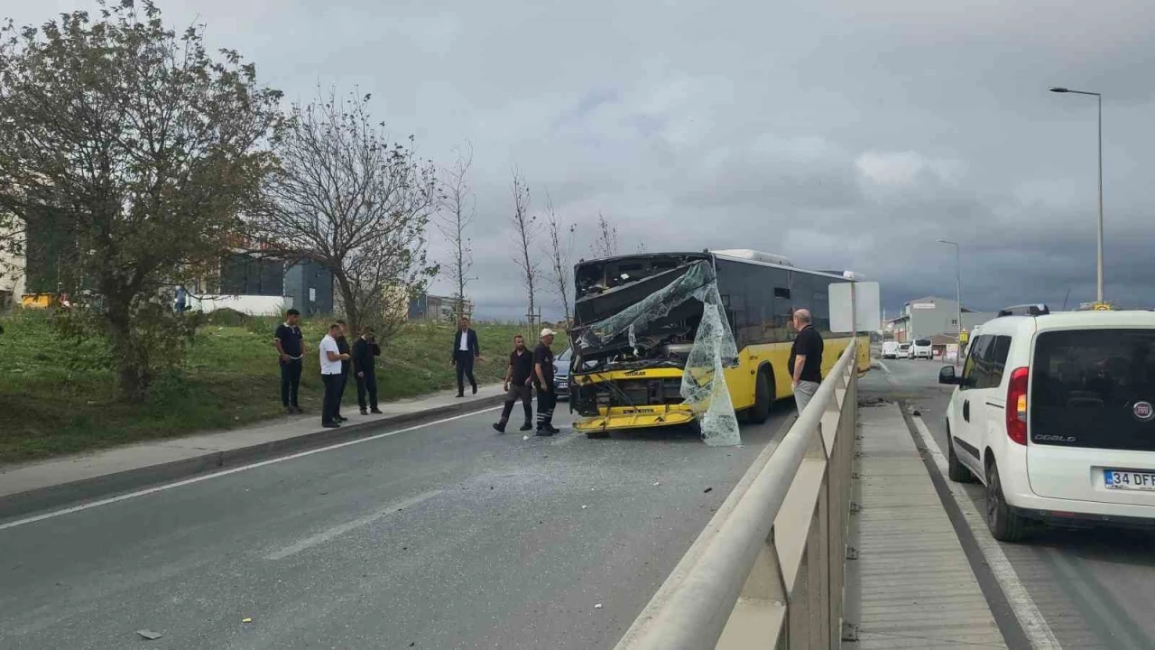 Sultangazi’de 2 İETT otobüsü çarpıştı: 1 çocuk ile 1 kadın yaralandı
