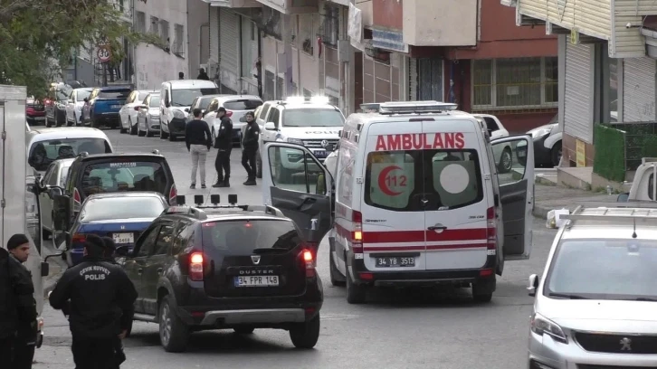 Boşanmak üzere olduğu eşini, evden kaçan üvey kızını sokak ortasında öldürüp intihar etti