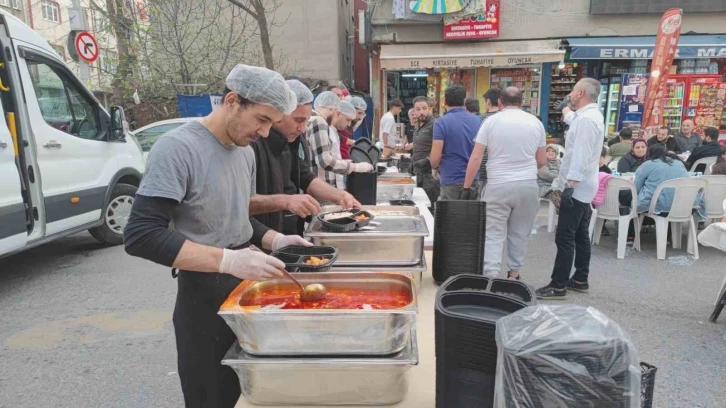 Sultangazi’de geleneksel sokak iftarı düzenlendi, bin 500 kişi aynı sofrada buluştu
