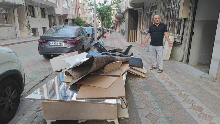 Sultangazi’de gurbetçiye kiracı şoku: Daireyi çöp eve çevirip 100 bin lira zarar verip kaçtılar
