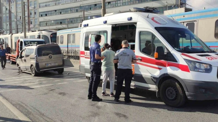 Sultangazi’de kontrolden çıkan araç tramvay hattının demir korkuluklarını yıktı
