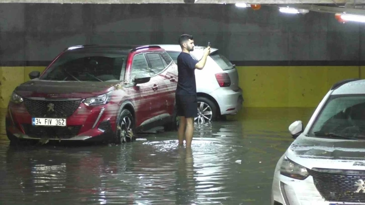 Sultangazi’de otoparkı su bastı: Araçlar kullanılmaz hale geldi
