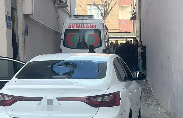 Sultangazi’de silahlı çatışma: Olay yerinden geçen çocuk kurşunların hedefi oldu
