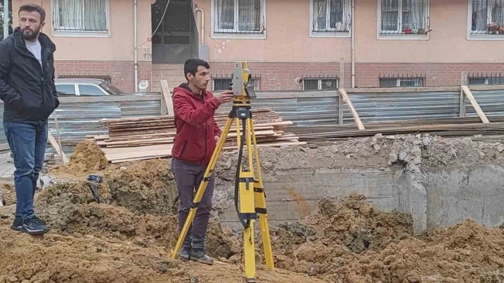 Sultangazi’de temel kazısı sırasında zarar gören 2 binadaki çalışmalar sürüyor
