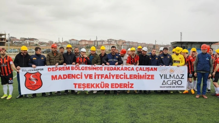 Suluovasporlu futbolcular maça madenci bareti ve pankartla çıktı