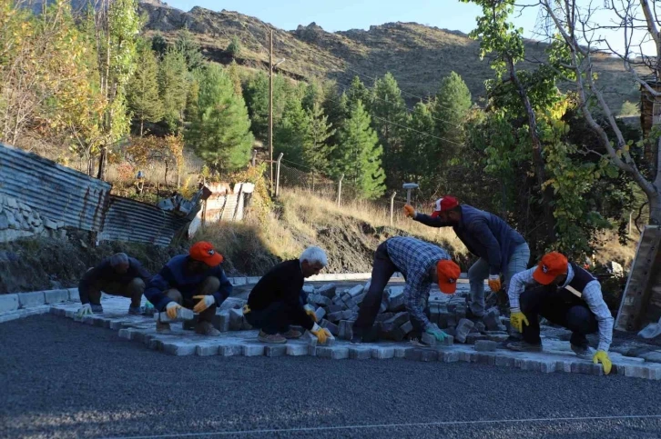 Sümbül Mahallesi’nde kilit taşı çalışmaları start aldı
