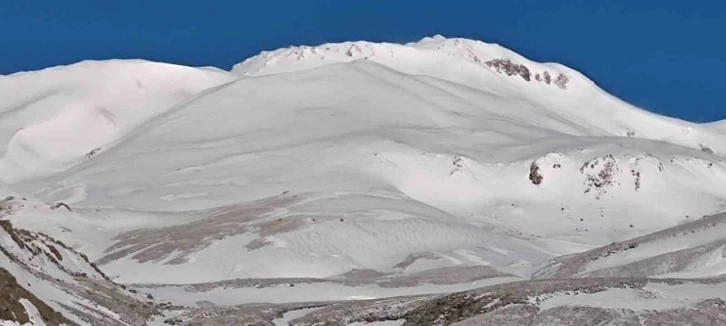 Süphan Dağı Mayıs ayında beyaza büründü