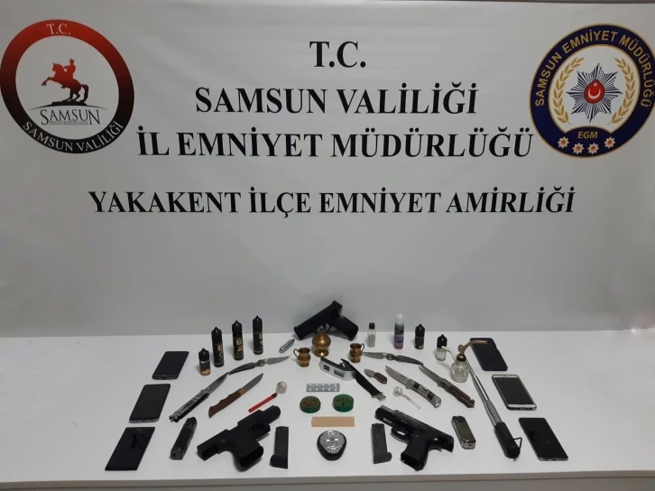 Şüpheli araçta çok sayıda suç aleti ele geçirildi: 2 gözaltı
