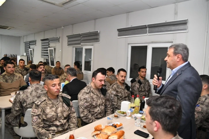 Suriye’nin kuzeyindeki Türk güvenlik güçleri iftarda bir araya geldi
