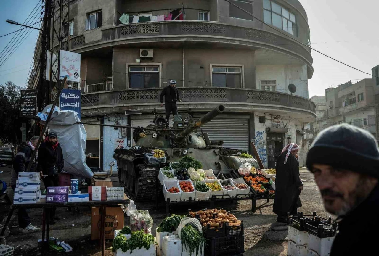 Suriyeli esnaf Esad’ın bomba yağdırdığı tankı manav tezgahına çevirdi