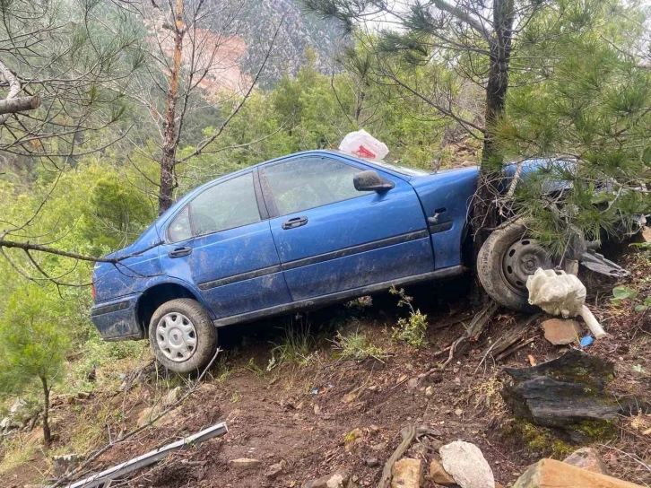 Sürücüsün hakimiyetini kaybettiği otomobil uçuruma yuvarlandı: 2 yaralı
