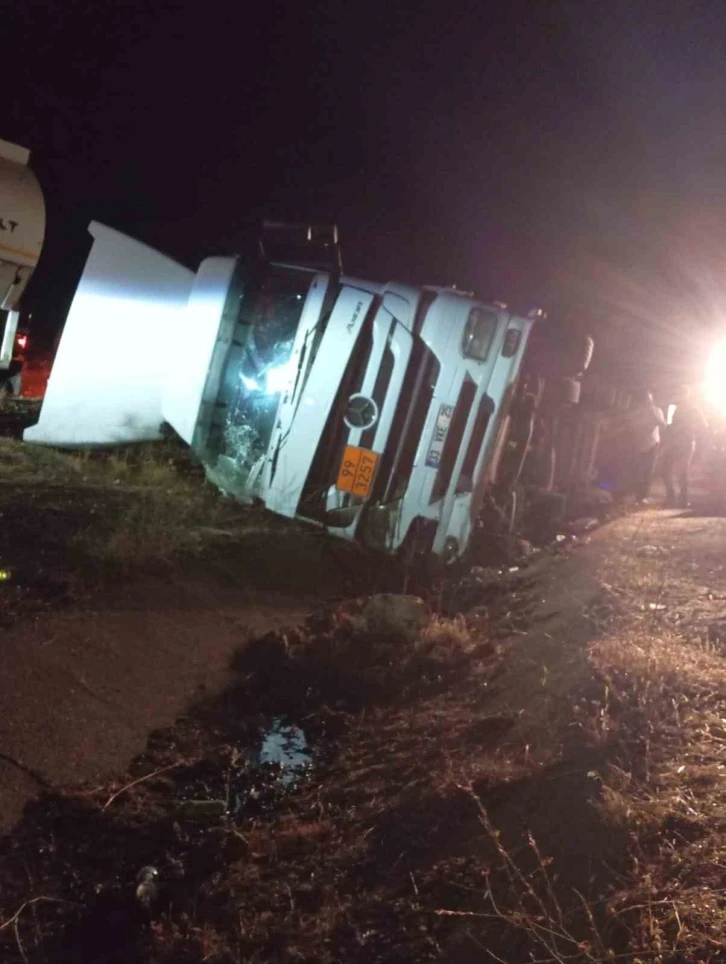 Sürücüsünün direksiyon hakimiyetini kaybettiği tanker devrildi
