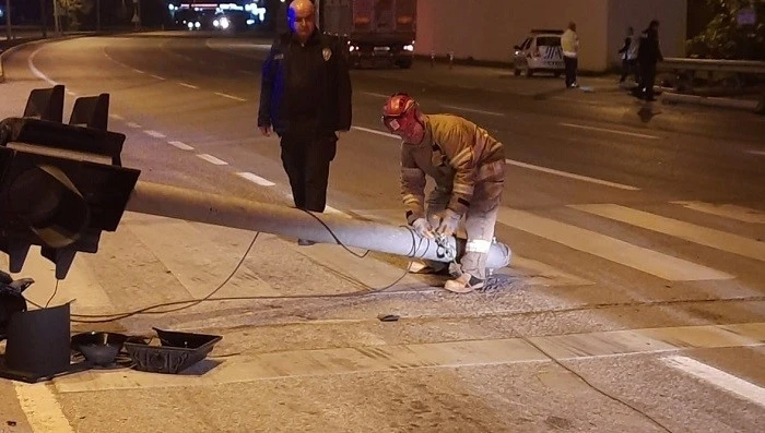 Açık kalan kamyonun damperi trafik direklerini yerinden söktü