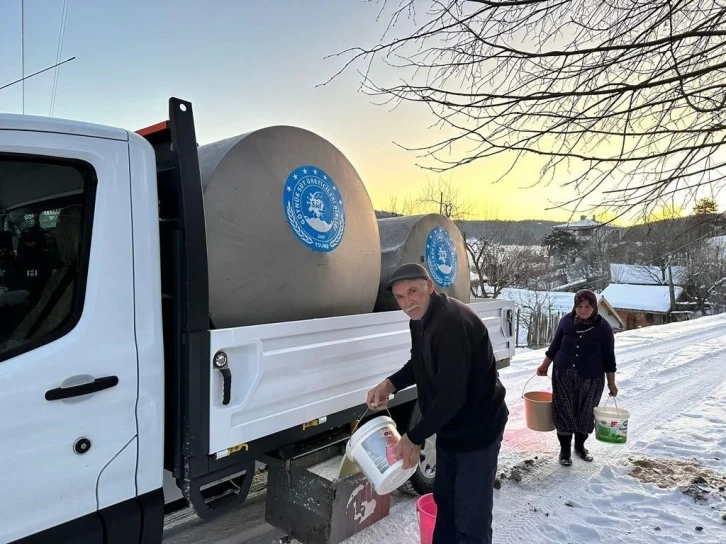 Süt üreticileri süt parasını deprem bölgesine gönderdi
