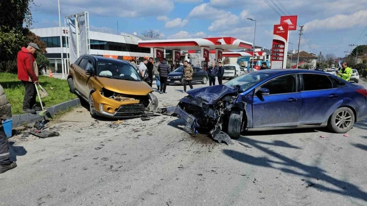 SUV tarzı araç ile otomobil kafa kafaya çarpıştı: 2 yaralı
