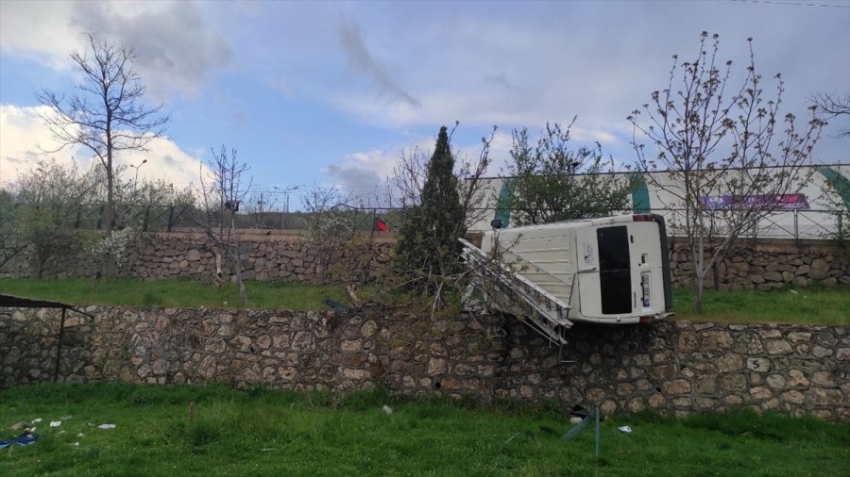 Bursa'da minibüs devrildi!