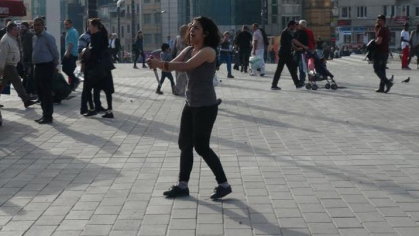 Bıçaklı genç kız, Taksim Meydanı'nı karıştırdı