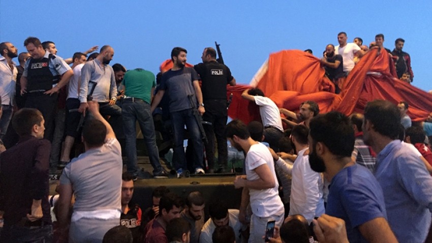 Tankın içinde kalan askerleri linçten polis kurtardı