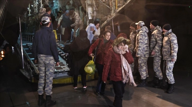 Tahliye talebinde bulunan depremzedeler TSK’nın kargo uçaklarıyla İstanbul’a getirildi