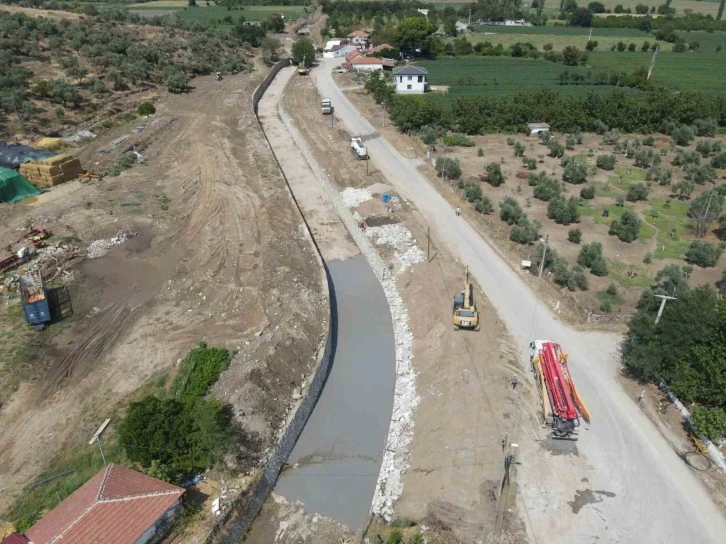 Tahrip olan Güdüşlü Deresi’nin bakımı yapılıyor
