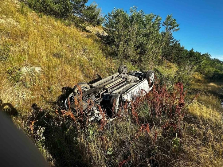 Takla atan otomobilde sıkışan yaralıları itfaiye ekipleri kurtardı
