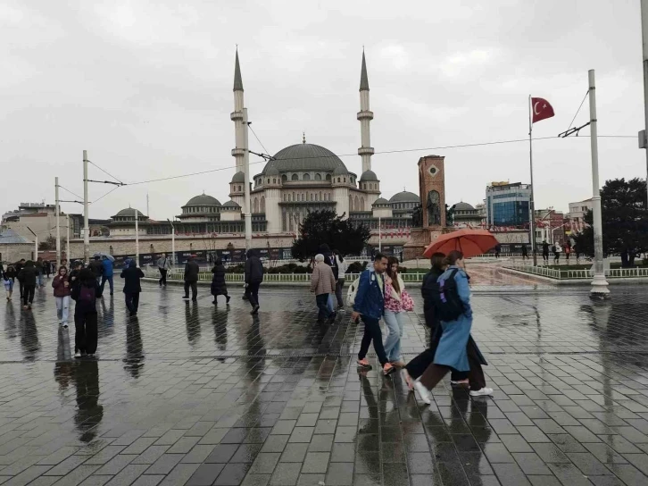 Taksim’de kuvvetli rüzgar ile yağış vatandaşlara zor anlar yaşattı
