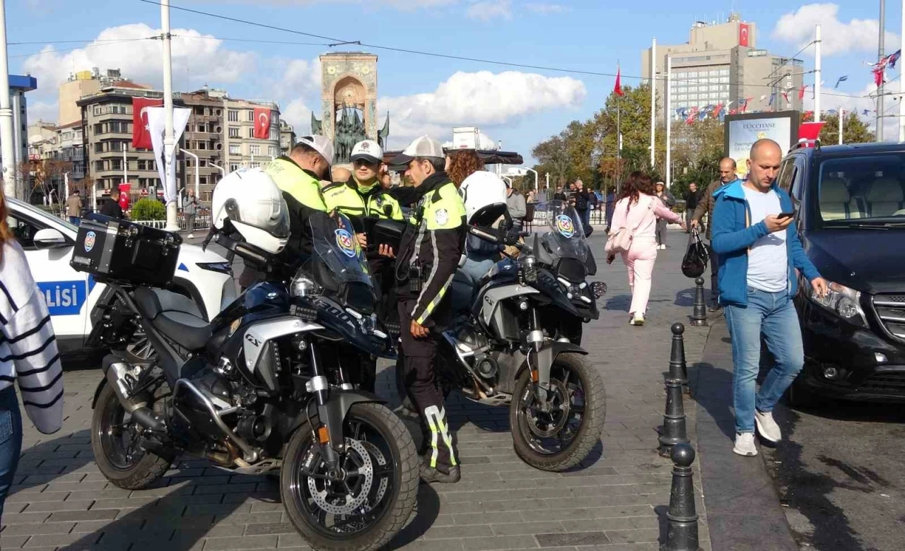 Taksim’de yaya yolunu işgal eden motosiklet sürücülerine ceza yağdı
