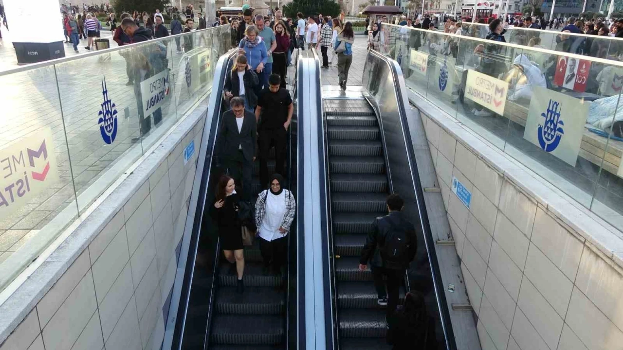 Taksim Metrosu’nda yürüyen merdiven çilesi
